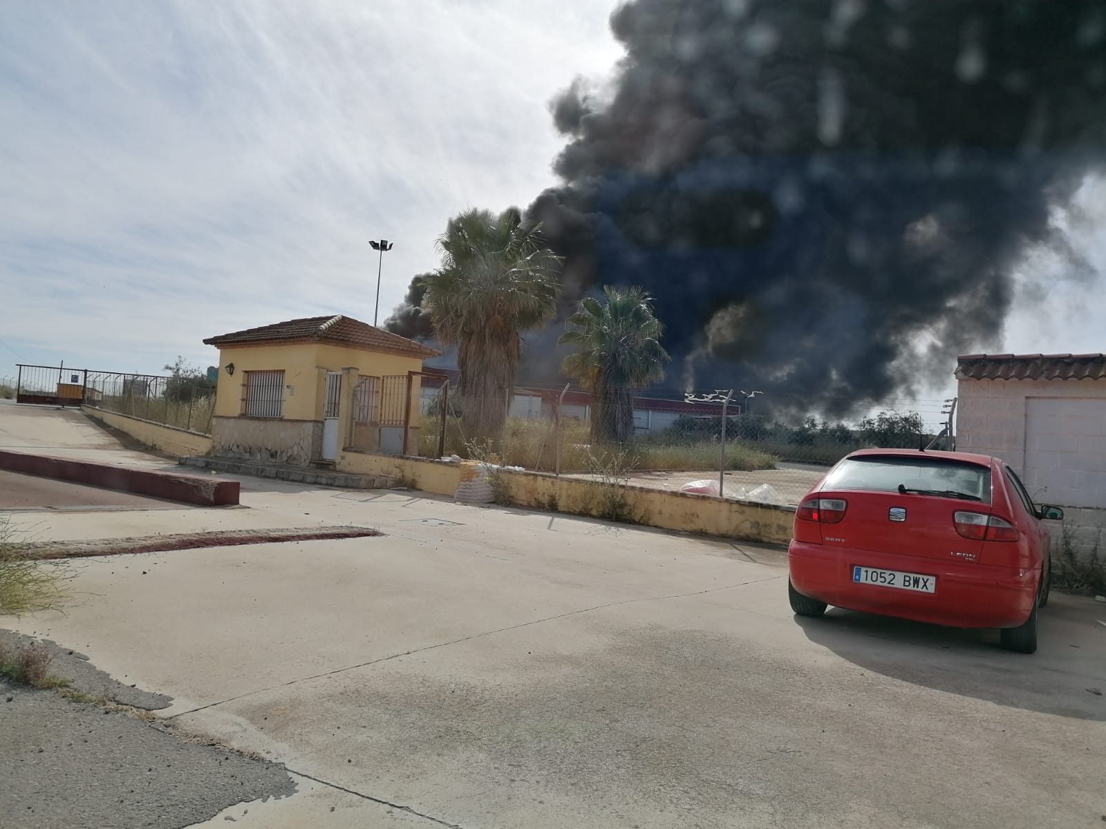 El incendio ha afectado a la nave en Humilladero