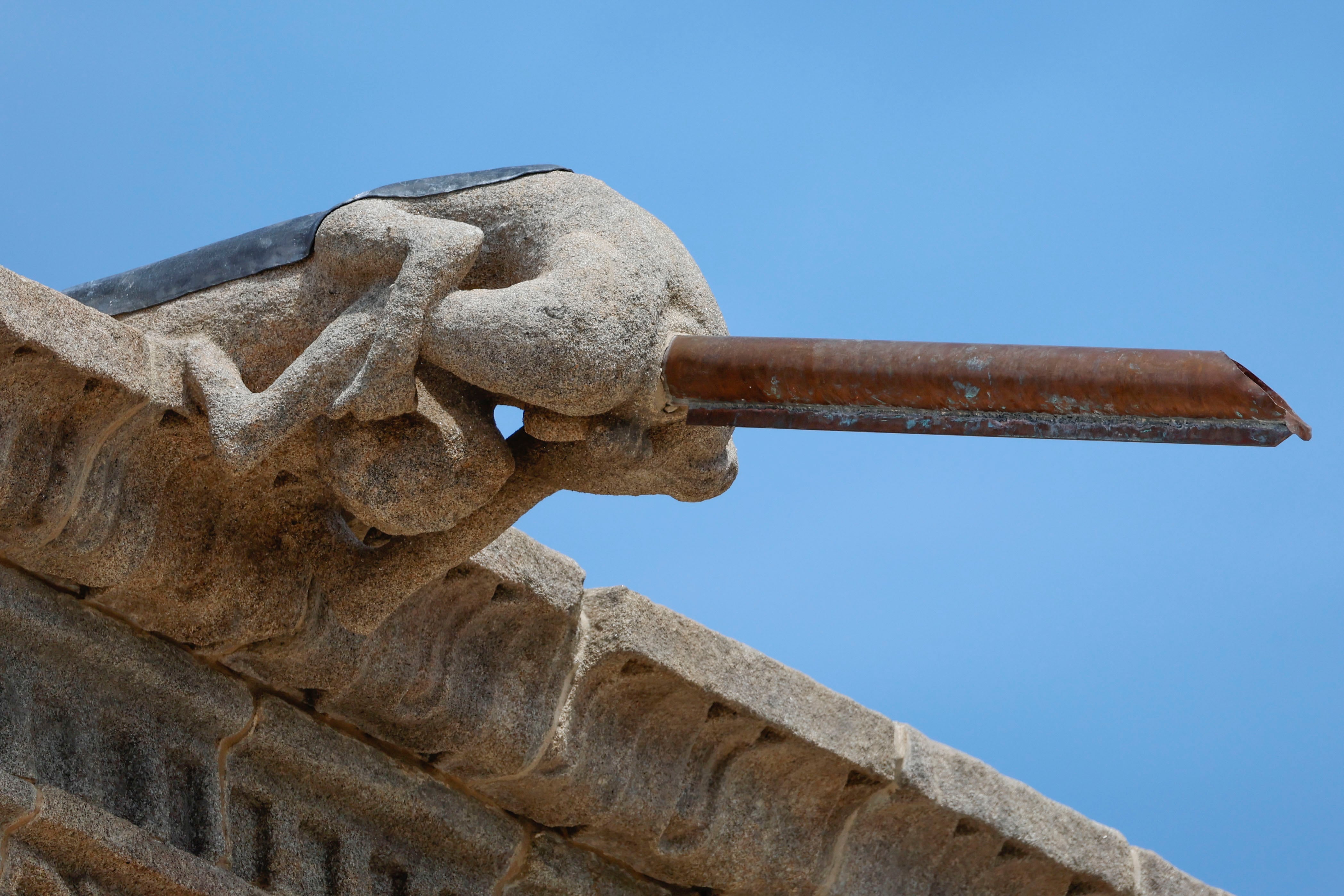 SANTIAGO DE COMPOSTELA, 16/04/2026.- Uno de los nuevos tubos instalados en las pintorescas gárgolas del Parador de Santiago de Compostela, el Hostal dos Reis Católicos, considerado el hotel más antiguo de España, y que han generado críticas por su aspecto, cuya función es evacuar el agua de la lluvia, en uno de los principales edificios de la Plaza do Obradoiro. El inmueble, que data de 1509 y cuya transformación definitiva en Parador Nacional se remonta a 1954, está siendo sometido a unas obras de modernización y rehabilitación que incluyen elementos artísticos y patrimoniales como son las gárgolas, a las que se les ha colocado estos tubos que sobresalen, este jueves en Santiago de Compostela. EFE/Lavandeira jr