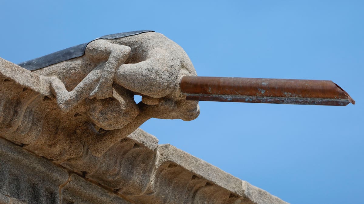 Polémica en Santiago por la reforma en las gárgolas del Hostal dos Reis Católicos