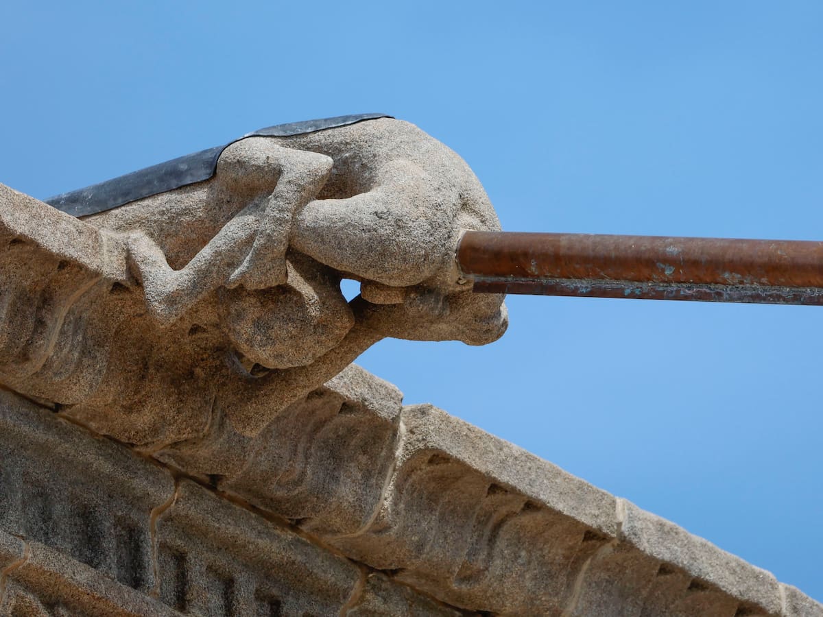 Polémica en Santiago por la reforma en las gárgolas del Hostal dos Reis Católicos