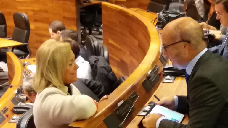 Mercedes Fernández cambia impresiones con el secretario general del PP de Asturias, Luis Venta, durante el debate.