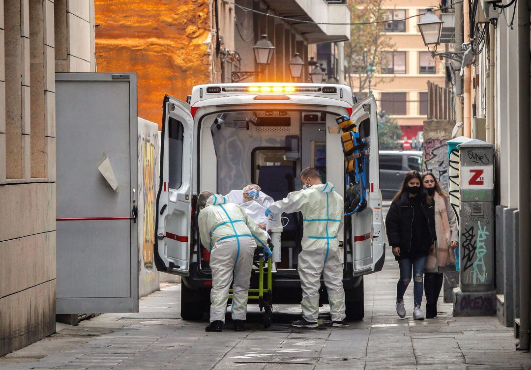 Una de las residentes de la residencia de ancianos de Velluters de València, donde según los últimos datos facilitados hay 19 mayores y siete trabajadores contagiados de covid-19, la mayoría de ellos asintomáticos, es trasladada en ambulancia a un hospital.