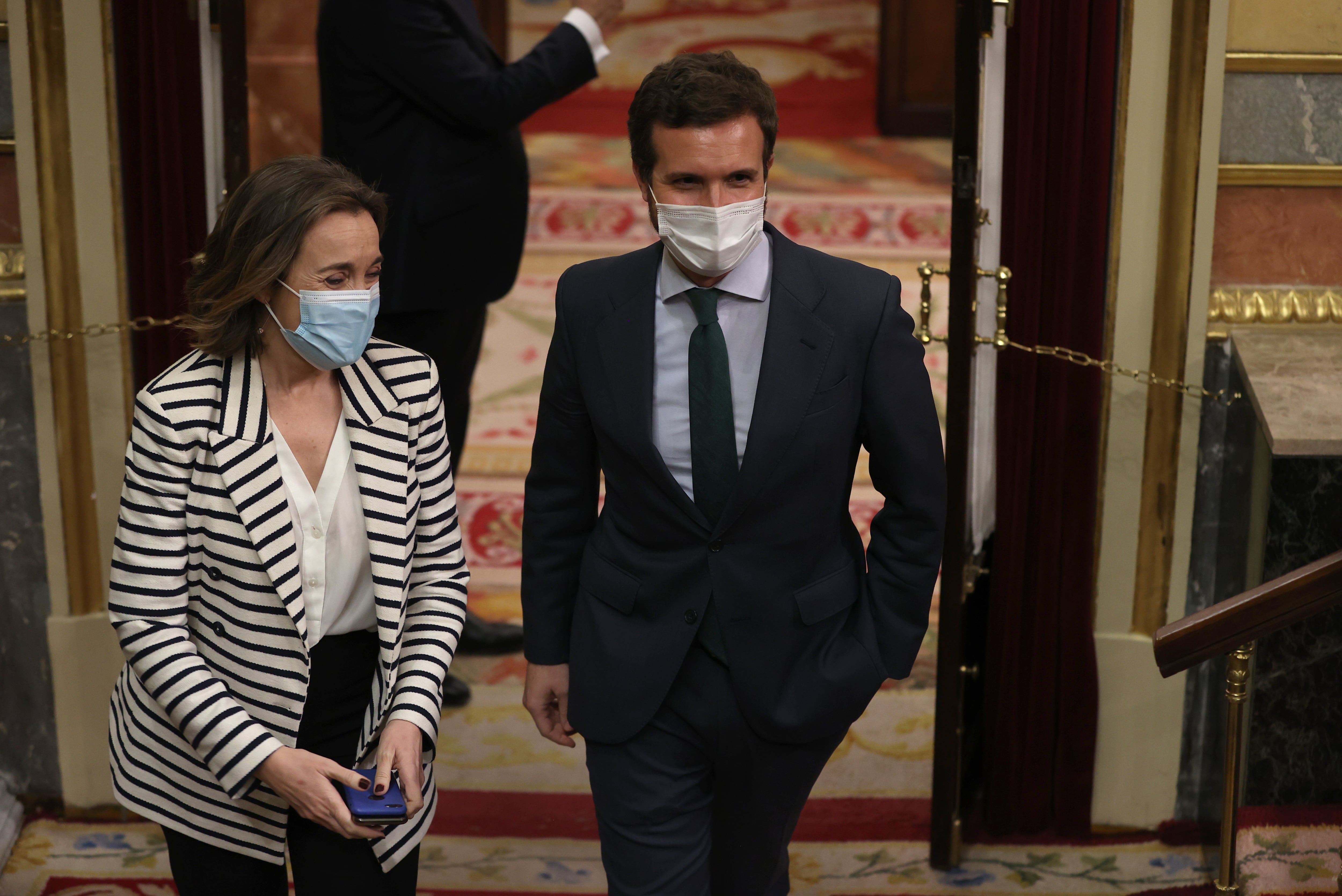 Pablo Casado (d), y Cuca Gamarra en la sesión plenaria del Congreso de los Diputados.