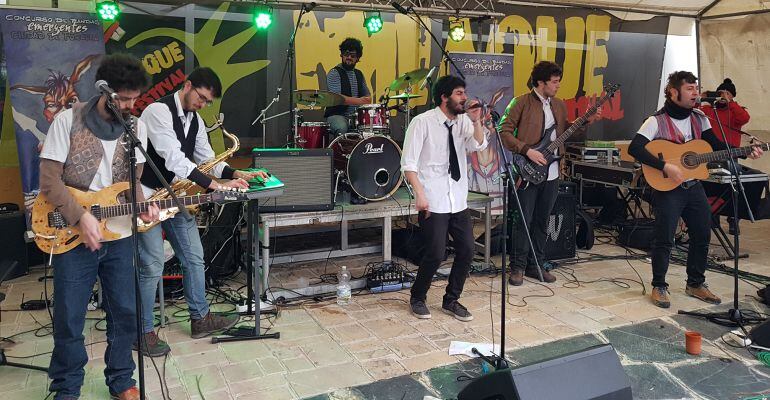 Actuación de Mitad Doble en el CBE de Porcuna.