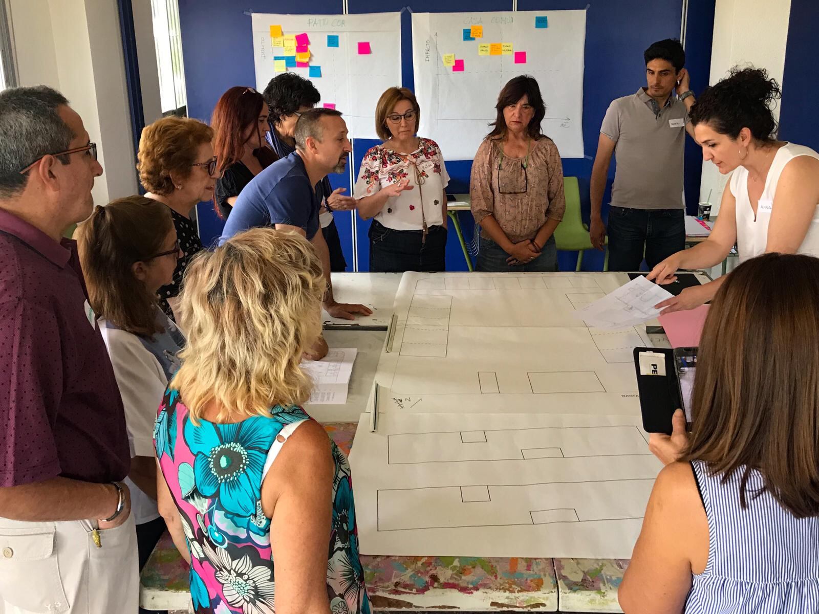 Cooperativistas del proyecto Ágora de Alicante en una reunión sobre la edificación