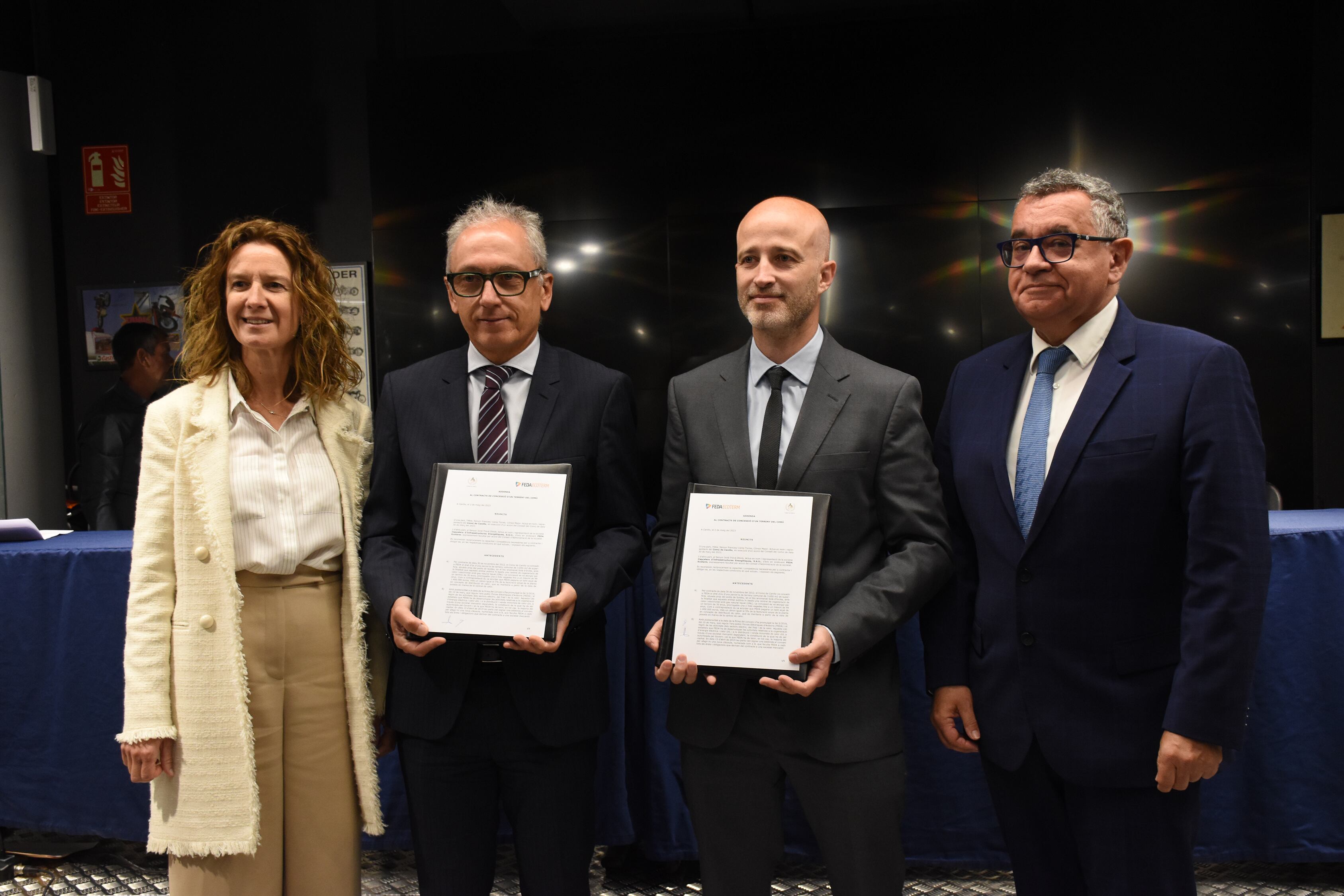 El director general de FEDA, Albert Moles, el gerent de FEDA Ecoterm, Jordi Través, el cònsol major de Canillo, Francesc Camp, i la ministra de Medi Ambient, Agricultura i Sostenibilitat, Sílvia Calvó, després de signar el conveni per ampliar la xarxa de calor a la parròquia.