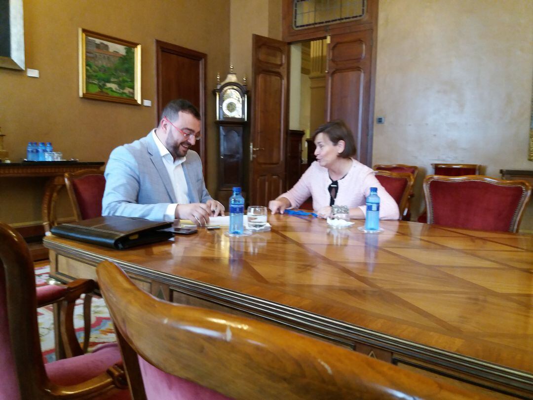 Un momento de la reunión entre Adrián Barbón (PSOE) y Carmen Moriyón (Foro)