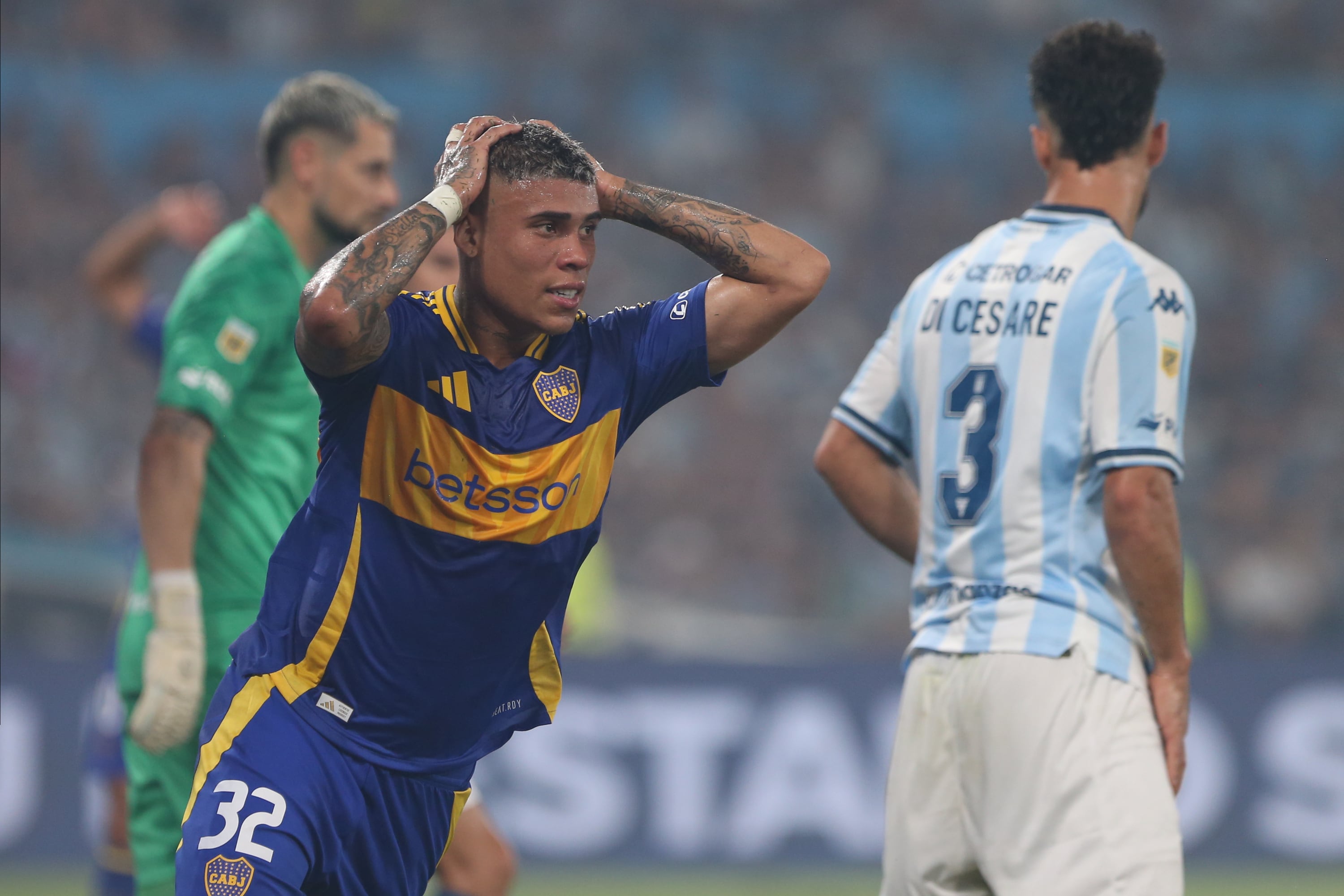 Ayrton Costa, de Boca Juniors, se lamenta de una ocasión fallada ante Racing Club