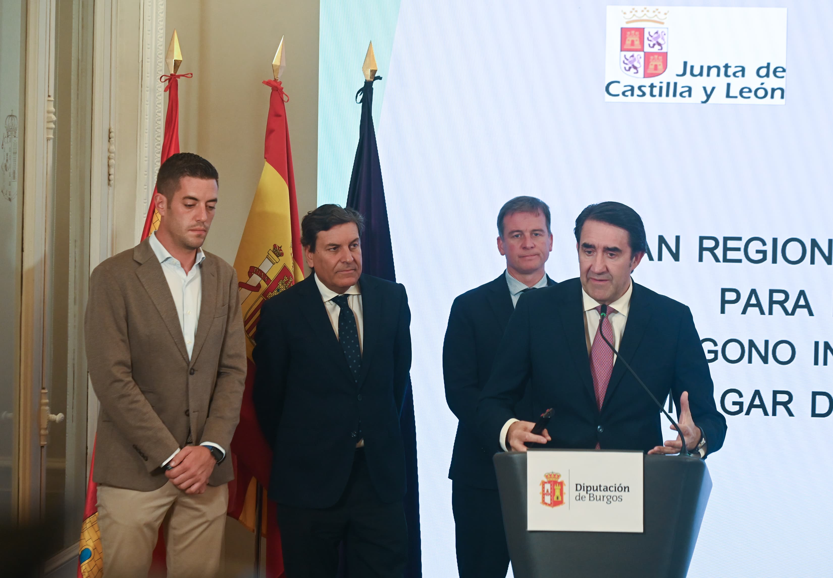 El consejero de Economía, Carlos Fernández Carriedo, y el consejero de Medio Ambiente, Juan Carlos Suárez Quiñones, firman un convenio de colaboración con el Ayuntamiento de Melgar de Fernamental