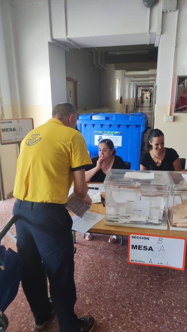 Uno de los carteros, en un colegio electoral de Albacete