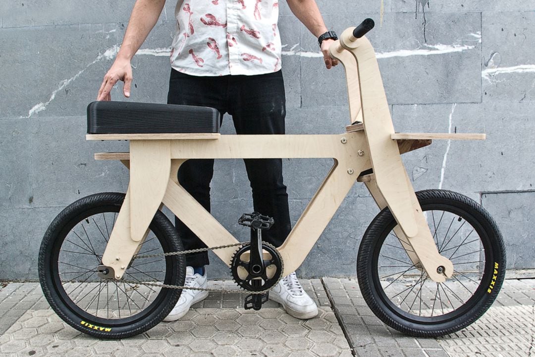 Bicicleta casera hecha con madera totalmente homologada.