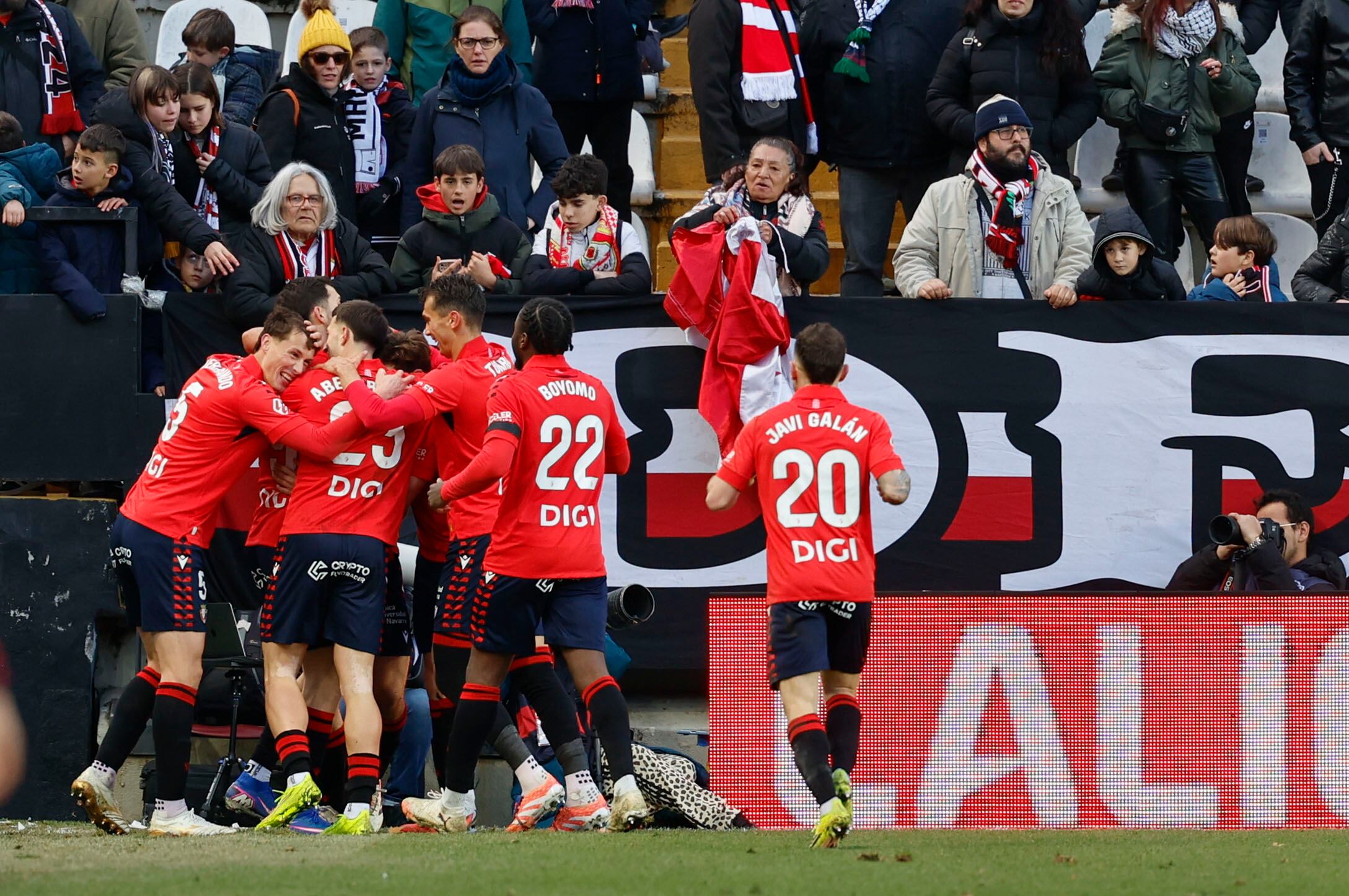 Los jugadores de Osasuna celebran el gol marcado por Osambela en el estadio de Vallecas