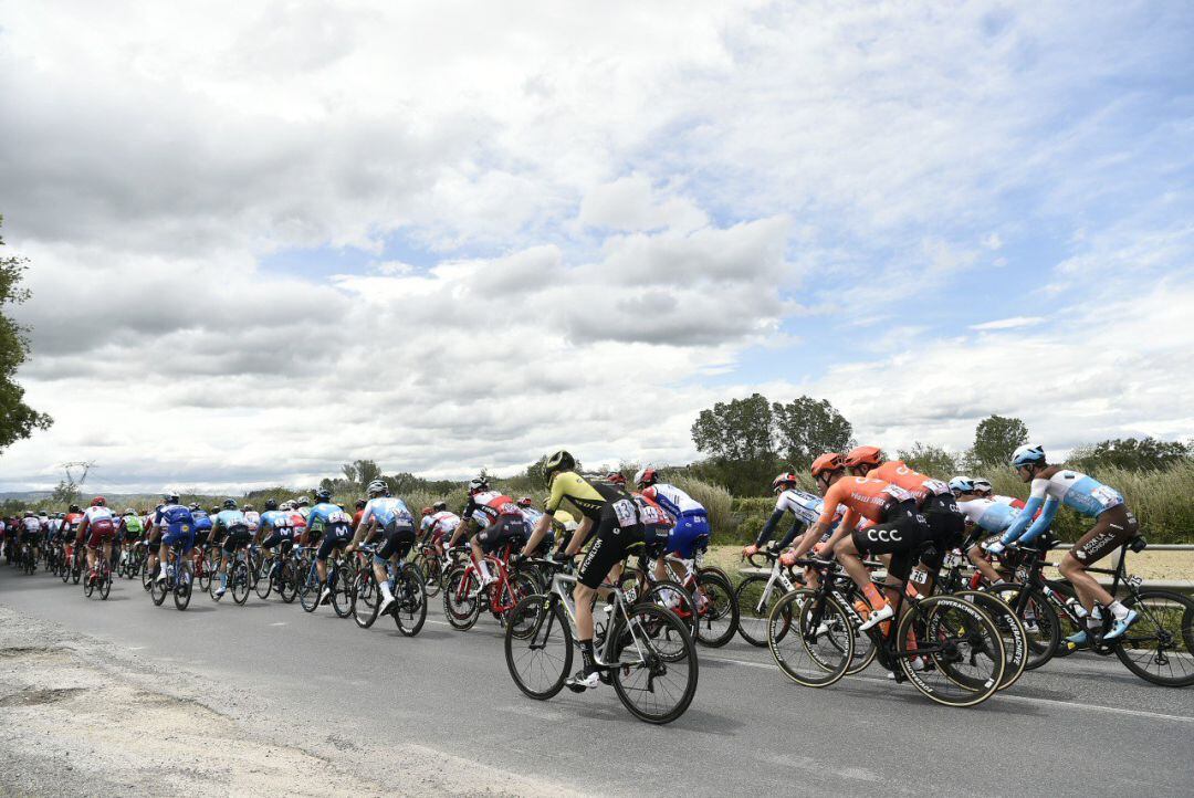 El pelotón durante la tercera etapa del Giro.
