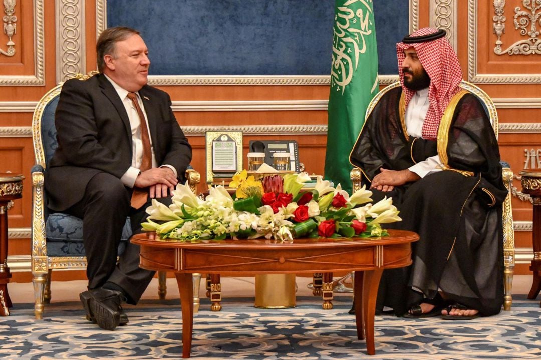 Fotografía cedida por el Departamento de Estado estadounidense que muestra al secretario de Estado estadounidense, Mike Pompeo, durante su encuentro con el príncipe heredero saudí, Mohamed bin Salman