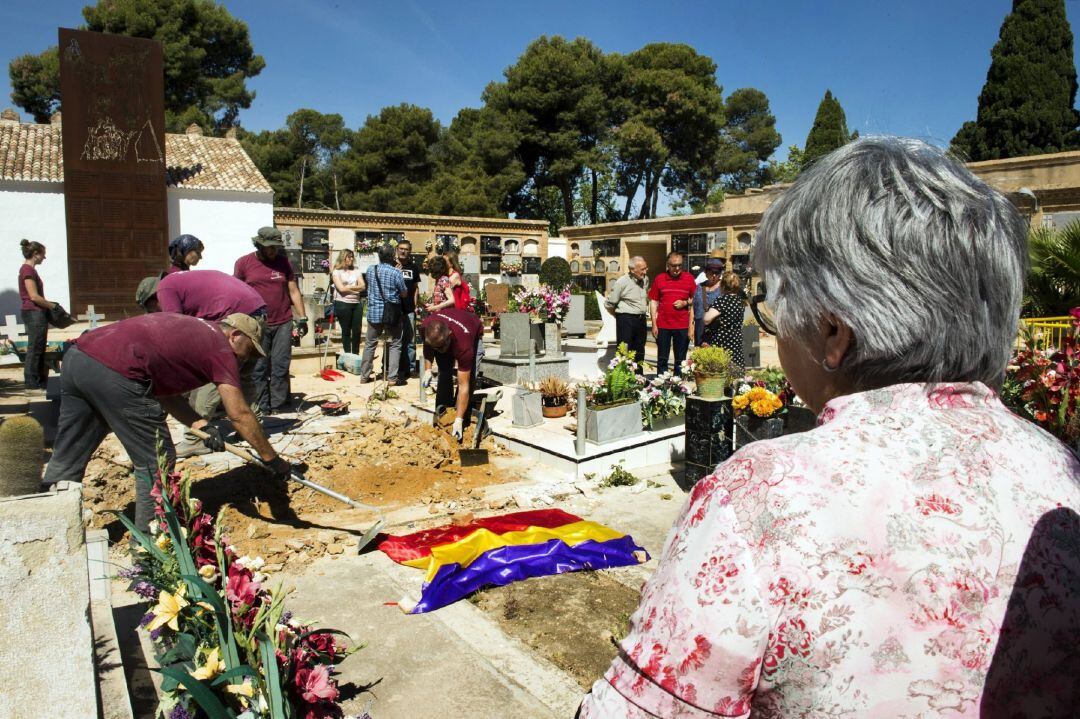 Exhumación de restos en una fosa común.