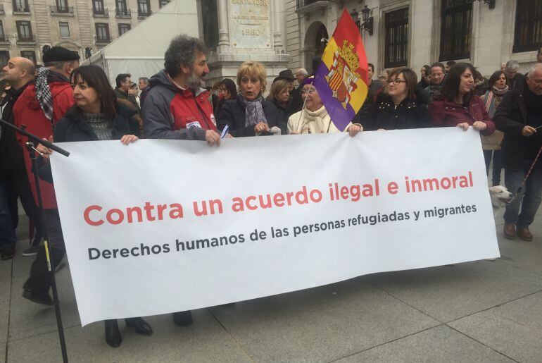 Imagen de la concentración a favor de los refugiados sitios y contra las políticas de la Unión Europea