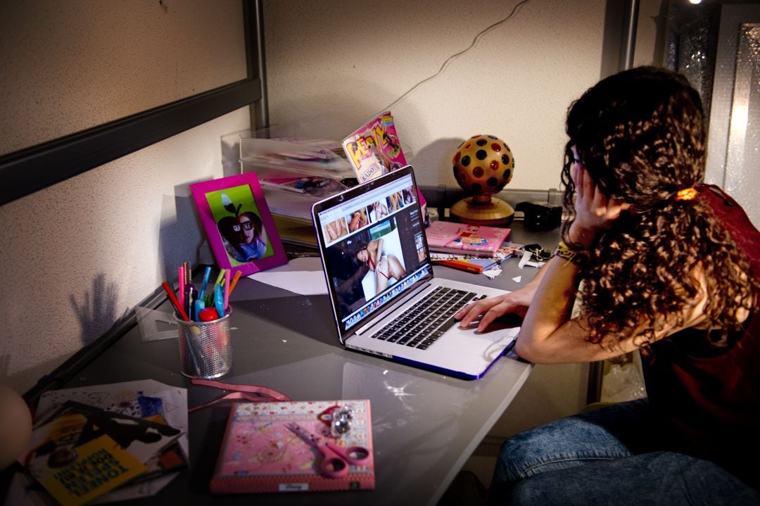 Adolescente viendo una página web de pornografía