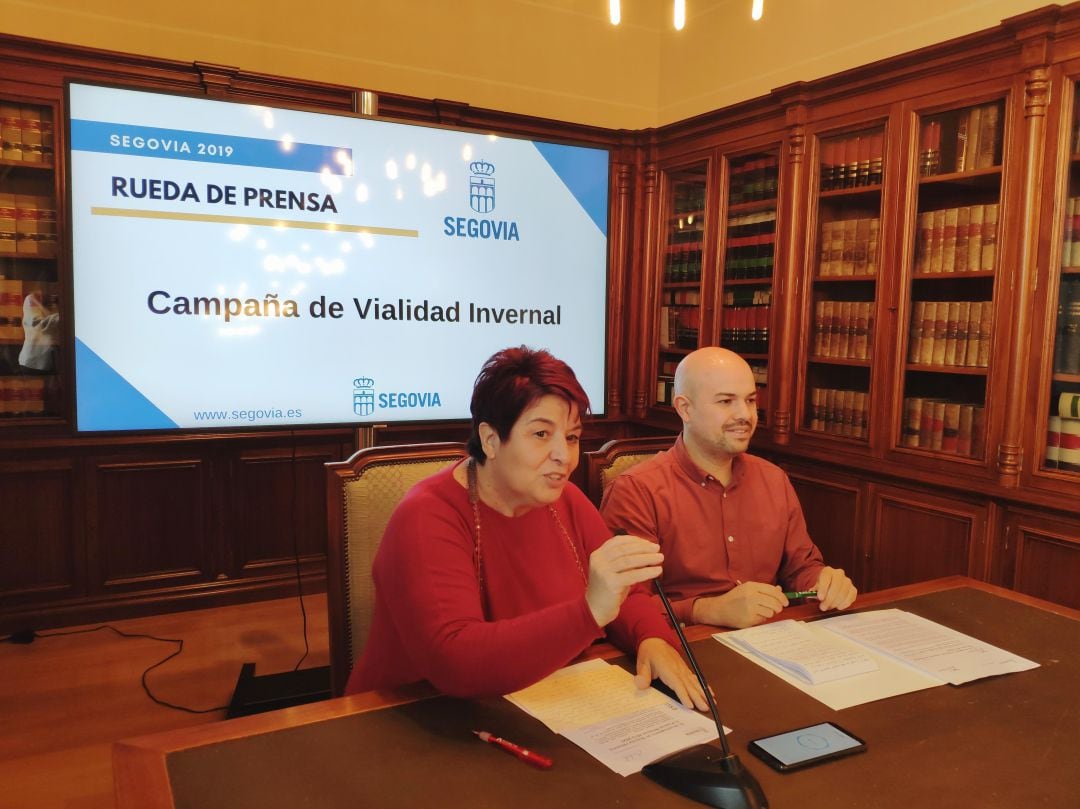 La alcaldesa, Clara Luquero, y el concejal de medio ambiente Ángel Galindo durante la rueda de prensa para informar de la campaña de vialidad informal