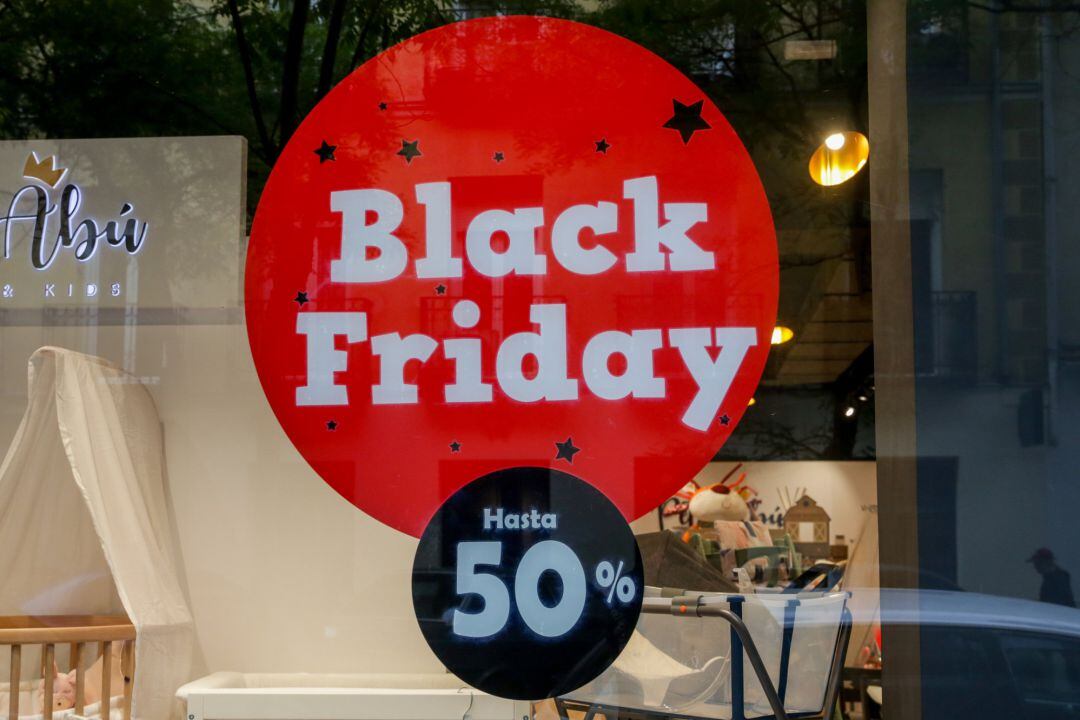 Cartel publicitario del Black Friday que anuncia descuentos de hasta el 50% en. Archivo.