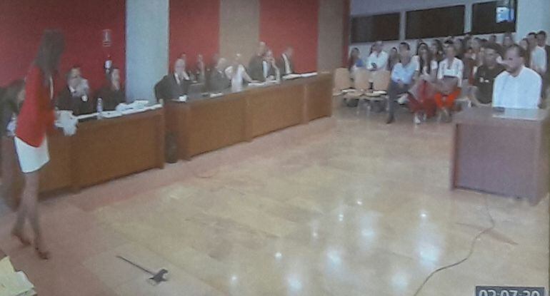 Momentos del juicio en el que se muestra el hacha utilizada para descuartizar a la pareja de holandeses, en presencia del acusado Juan Cuenca