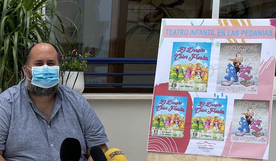 Juan Francisco Cazalilla durante la presentación del Ciclo de Teatro Infantil en las pedanías.