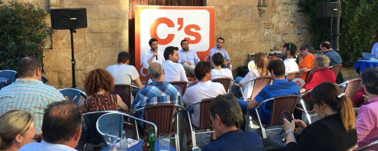 César Zafra, Miguel Gutiérrez y Pablo Yáñez, en un acto con simpatizantes en Salamanca