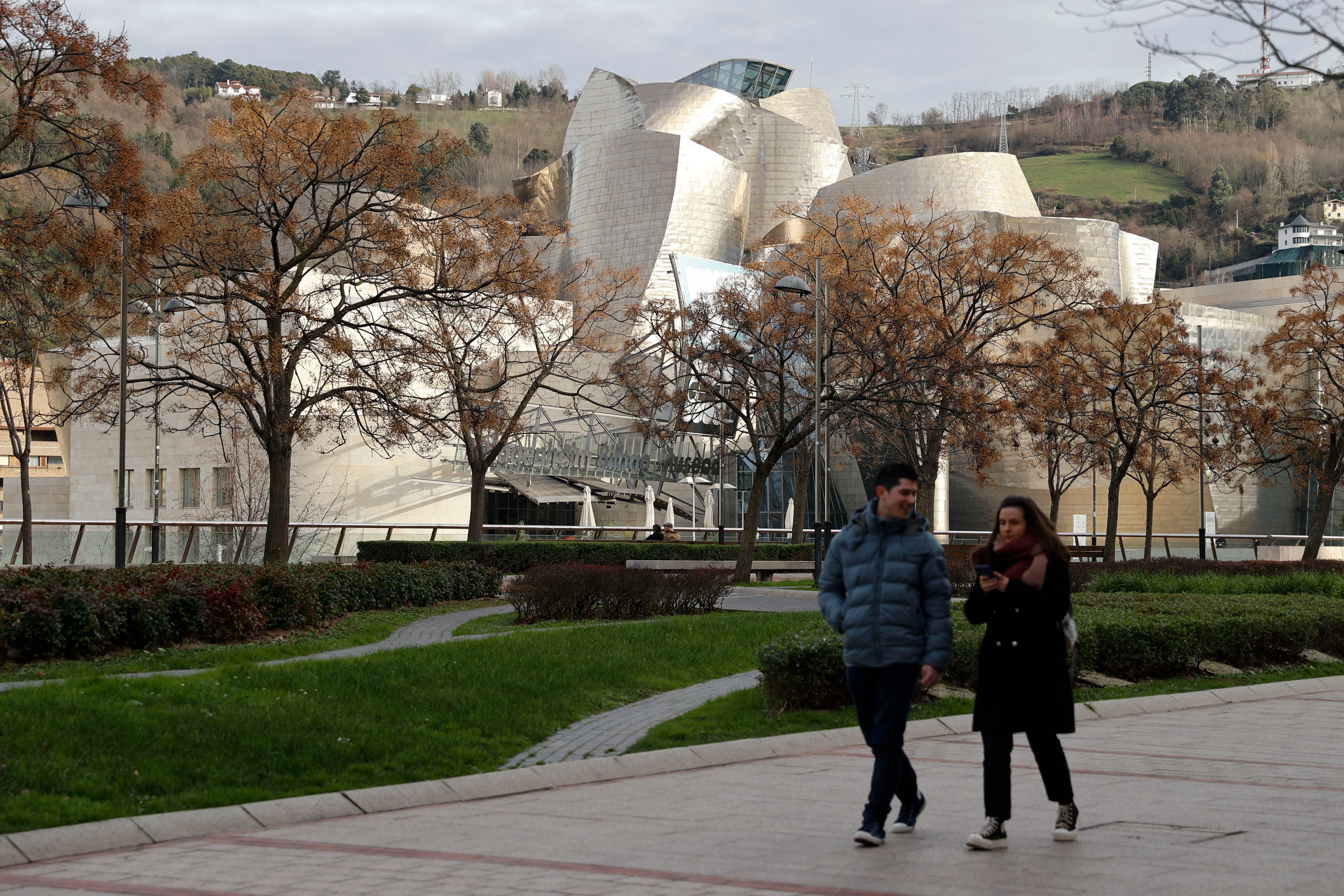 Museo Guggenheim de Bilbao, uno de las principales reclamos turísticos en el País Vasco. La situación de la industria turística en Euskadi es &quot;la mejor de su historia&quot; tras un año 2023 en el que ha alcanzado 4,3 millones de visitas en los once primeros meses del año, un 8,6 % más respecto a 2022, con la expectativa de elevar esa cifra a 4,5 millones una vez incorporados los datos de diciembre. EFE/Luis Tejido