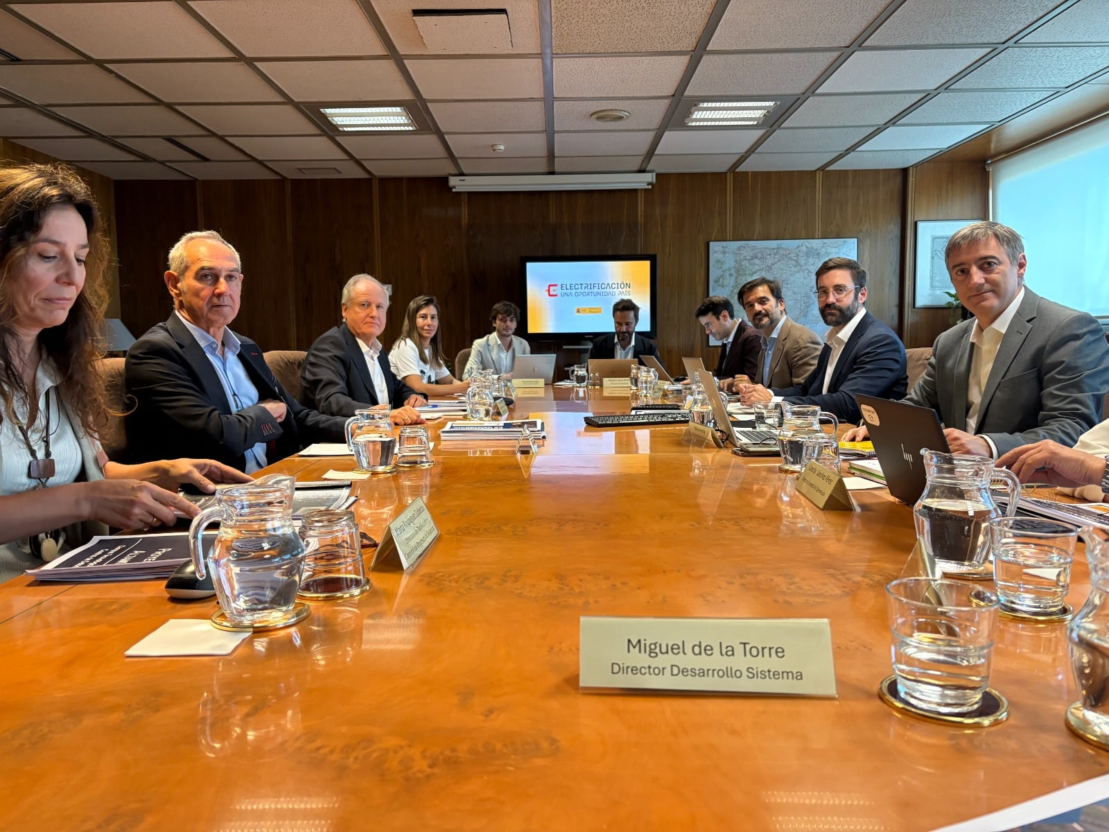Foto de la reunión sobre la planificación de electricidad que han mantenido este viernes en Madrid el secretario de Estado de Energía, Joan Groizard, y el consejero de Industria de Cantabria, Eduardo Arasti.