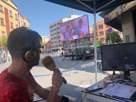 Momento en la que Radio Aranda - Cadena SER recibe el reconocimiento de la organización de la Vuelta.