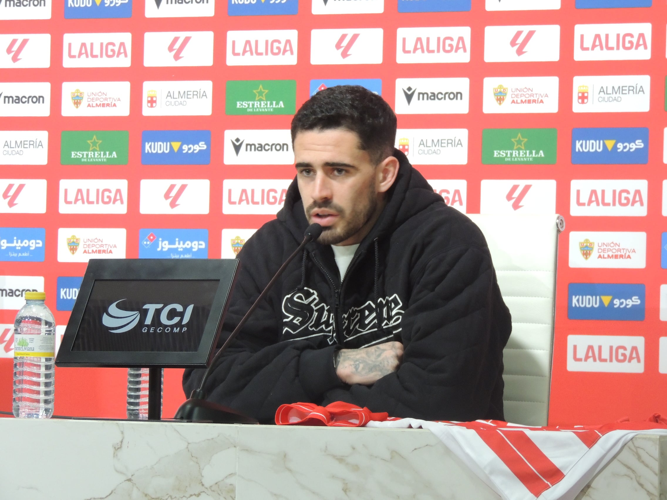 El Almería apuesta por el goleador Miguel de la Fuente.