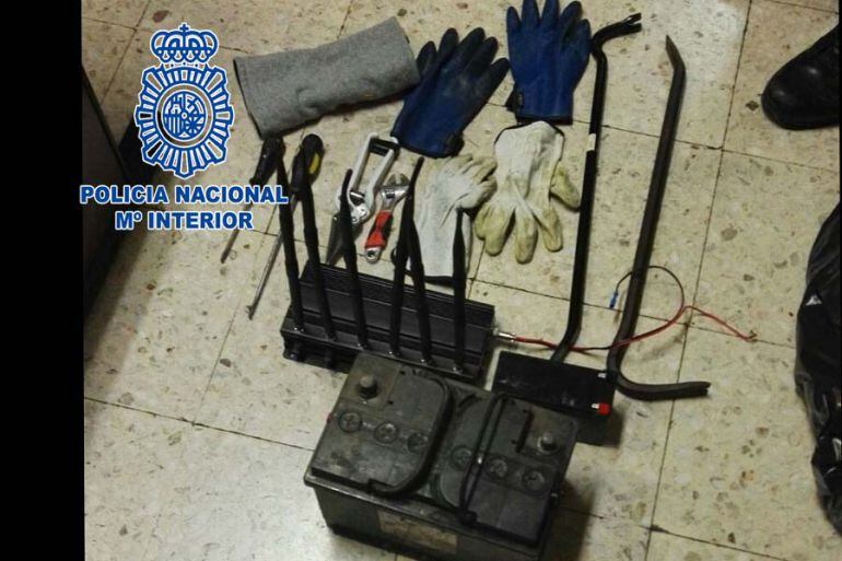 Algunos de los utencilios que los cuatro detenidos llevaban en el coche