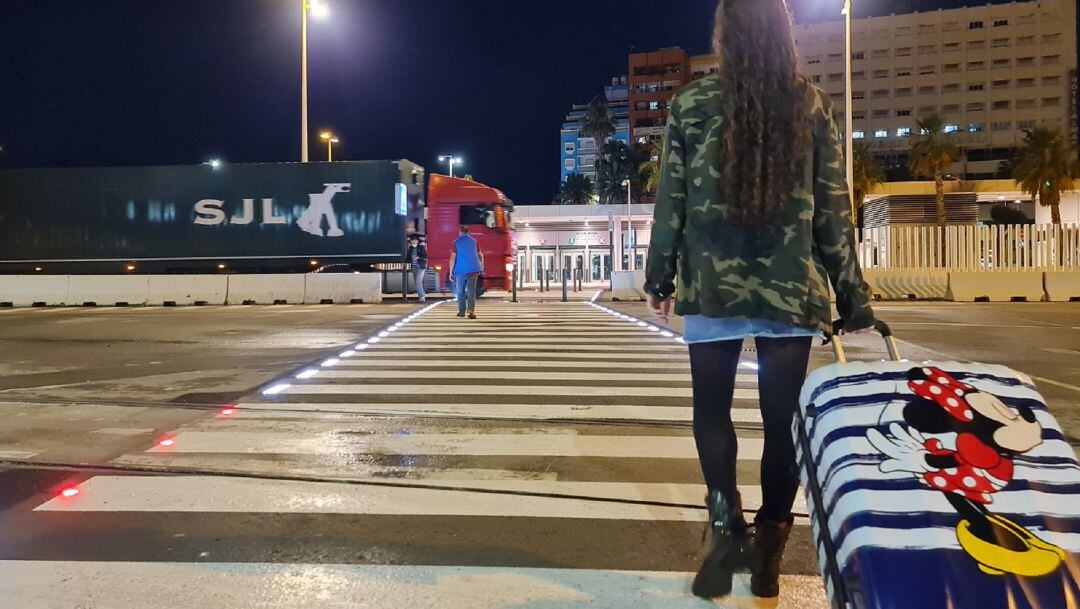 Viandantes en el paso de cebra.