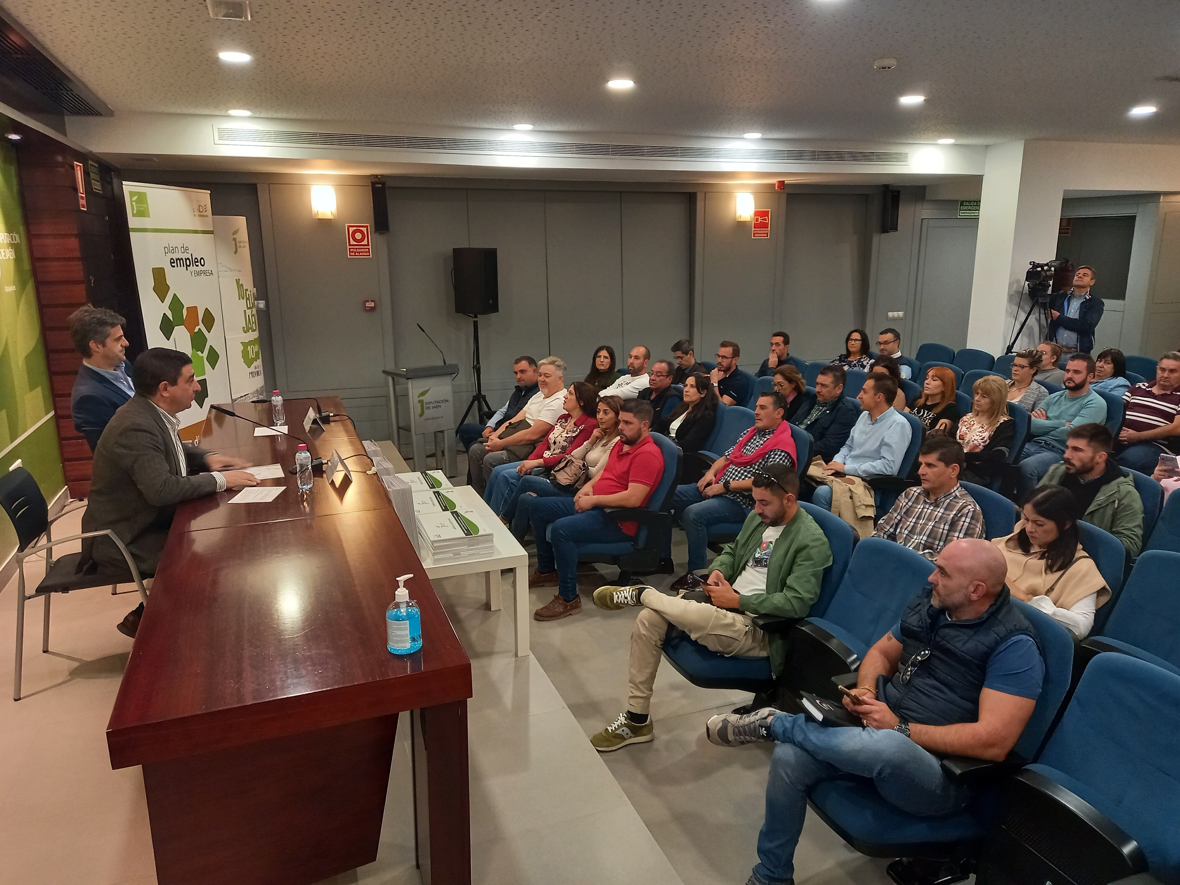 El presidente de la Diputación de Jaén, Francisco Reyes, junto al diputado de Empleo, Luis Carmona, y los autónomos beneficiarios de las ayudas.