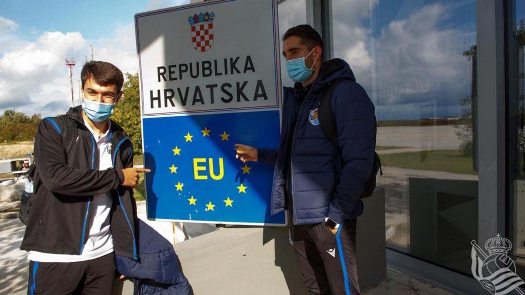 Zubimendi y Roberto López enseñan un cartel de Croacia