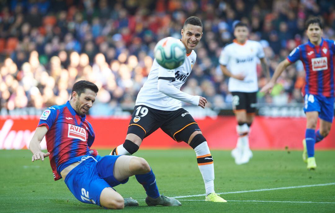 Paulo Oliveira y Rodrigo Moreno, durante el partido entre el Valencia y el Eibar.