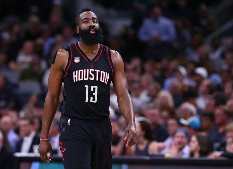 James Harden durante un partido de los Houston Rockets y San Antonio Spurs en Texas.