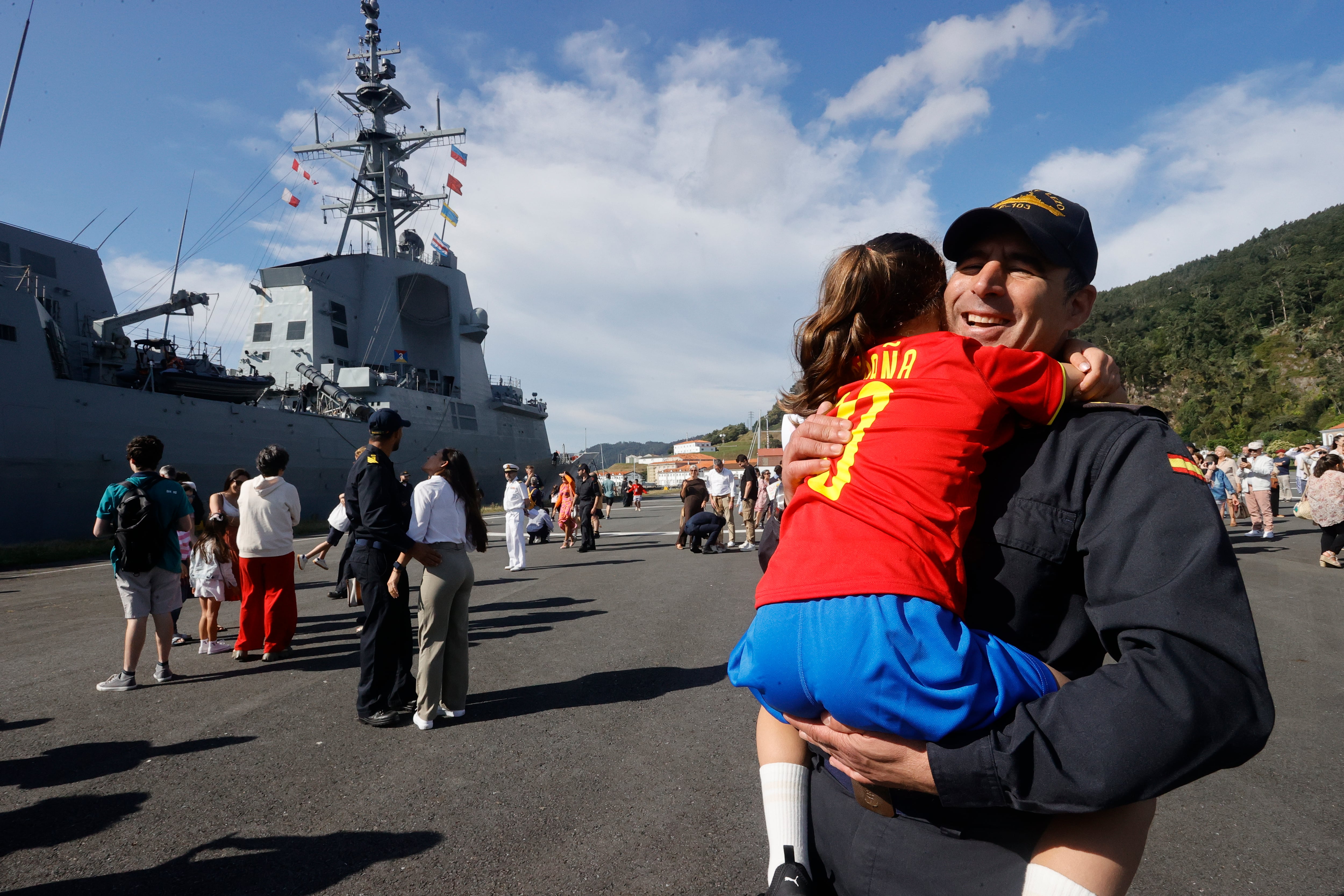 FERROL, 13/7/2024.- Los tripulantes son recibidos por sus familias tras el regreso de la fragata &#039;Blas de Lezo&#039; a su base en Ferrol tras permanecer integrada en el grupo aeronaval Dédalo 24 para intervenir en diversos ejercicios internacionales, este sábado. EFE/ Kiko Delgado.