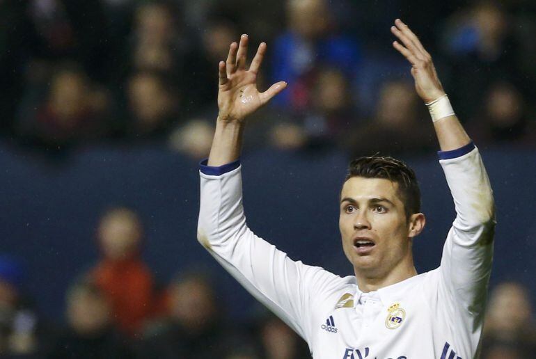 Cristiano Ronaldo se lamenta tras una jugada en el encuentro frente a Osasuna