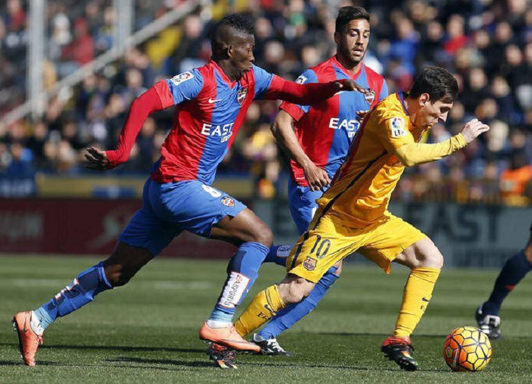 Lerma lucha por un balón con Messi