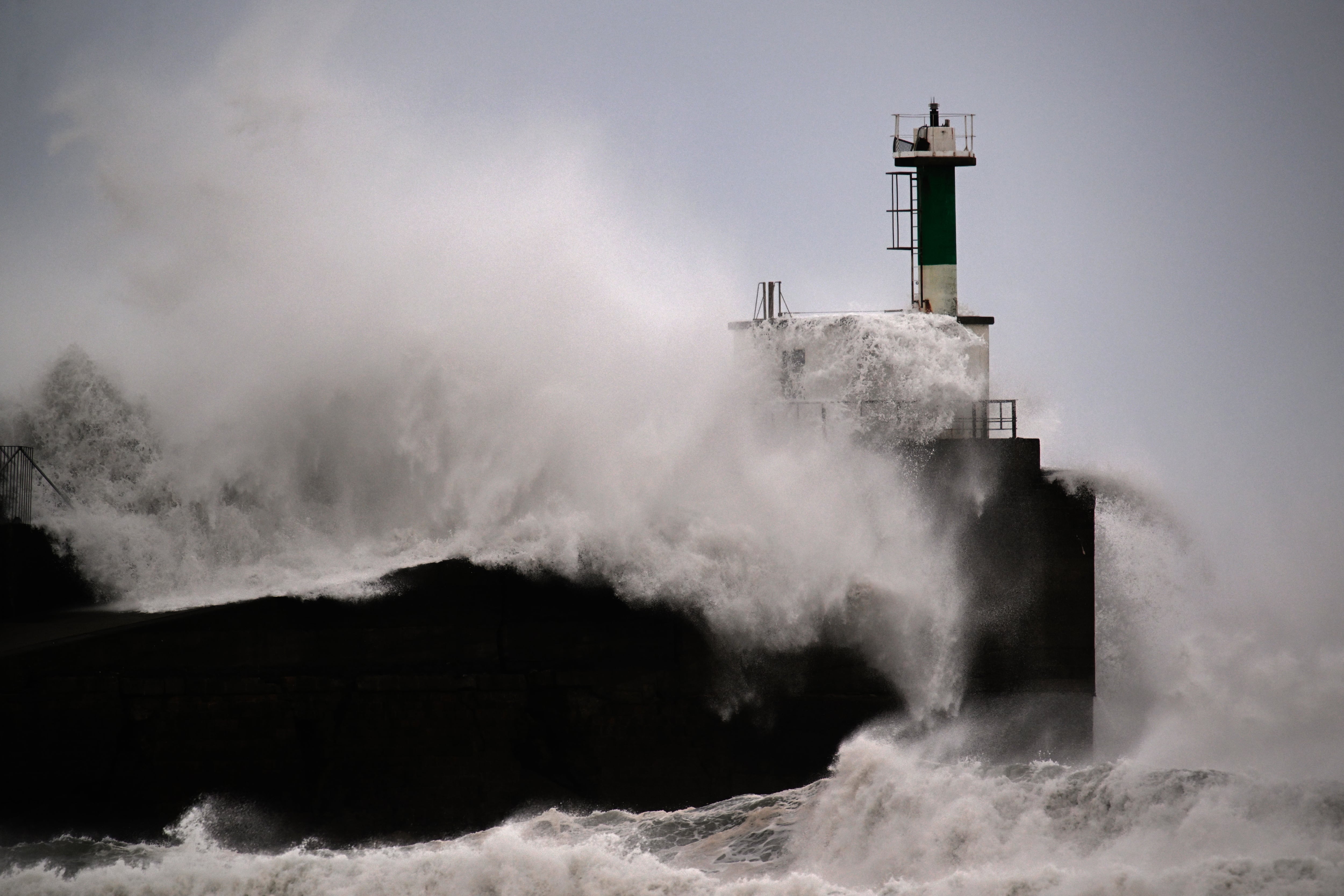 FOTODELDIA SAN ESTEBAN DE BOCAMAR (ESPAÑA), 23/01/2026.- Grandes olas golpean la linterna de faro de San Esteban de Bocamar este jueves. El alto impacto de la borrasca Ingrid, cuyos días álgidos serán hoy y mañana, está dejando carreteras cortadas, choques de vehículos y desabastecimiento en la mitad norte del país, por nevadas desde cotas muy bajas, copiosas también en zonas del centro, además de un temporal marítimo en Galicia y el Cantábrico, con olas de 9 metros. EFE/ Eloy Alonso