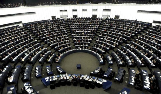 Los europarlamentarios votan durante una sesión plenaria del Parlamento Europeo