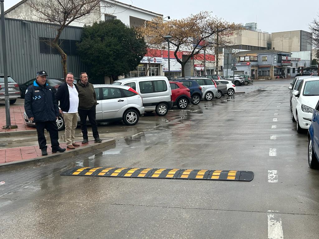 Badenes instalados en la vía de servicio de la Avda. de Adolfo Suarez, antigua travesía de Tarancón