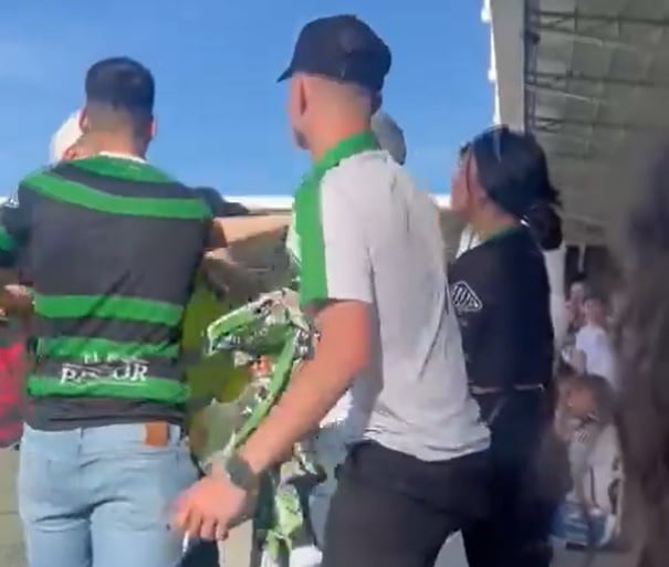 Captura de imagen de un vídeo que recoge la discusión provocada por un aficionado el Burgos en el interior del estadio.