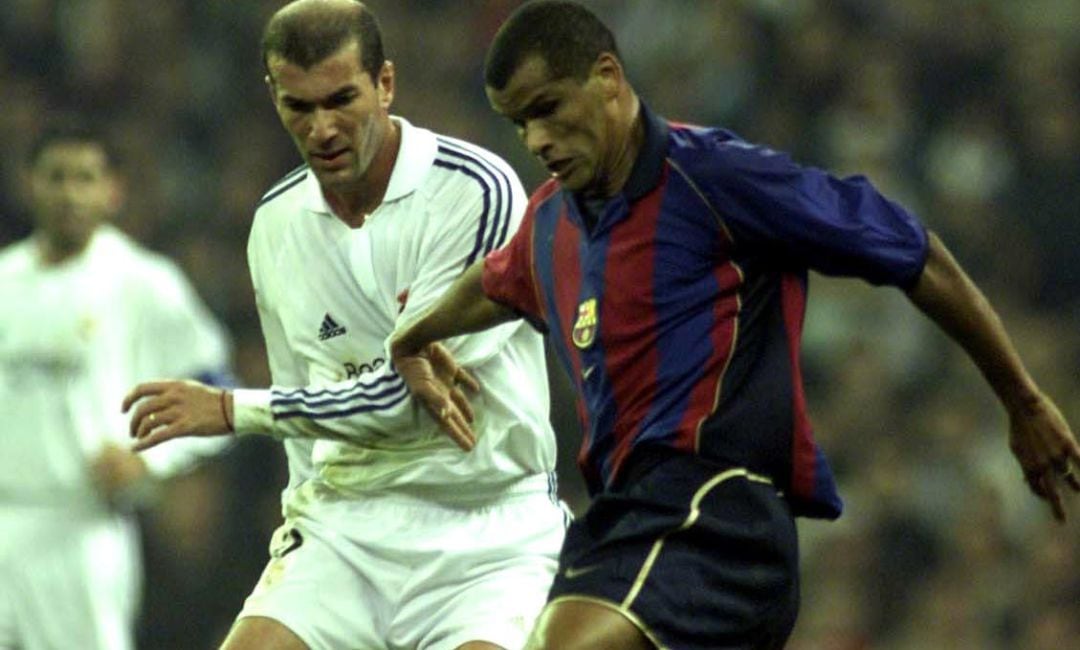 Zidane y Rivaldo, en un Clásico entre el Real Madrid y el Barcelona.