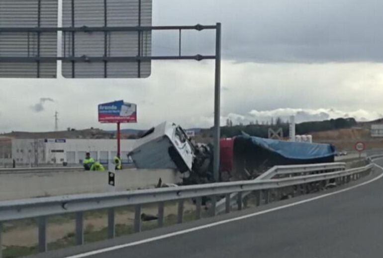 La cabina del camión accidentado quedó girada hacia la carga tras el vuelco
