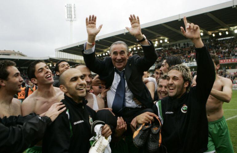 Nando Yosu celebra la última permanencia que logró con el Racing 