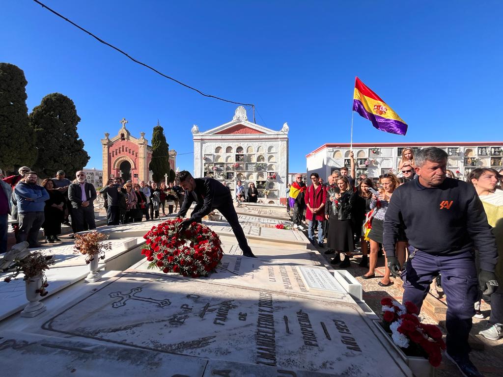 Entierro de Cayetano Roldán y Eladio Barbacil en el cementerio de San Fernando (Cádiz)