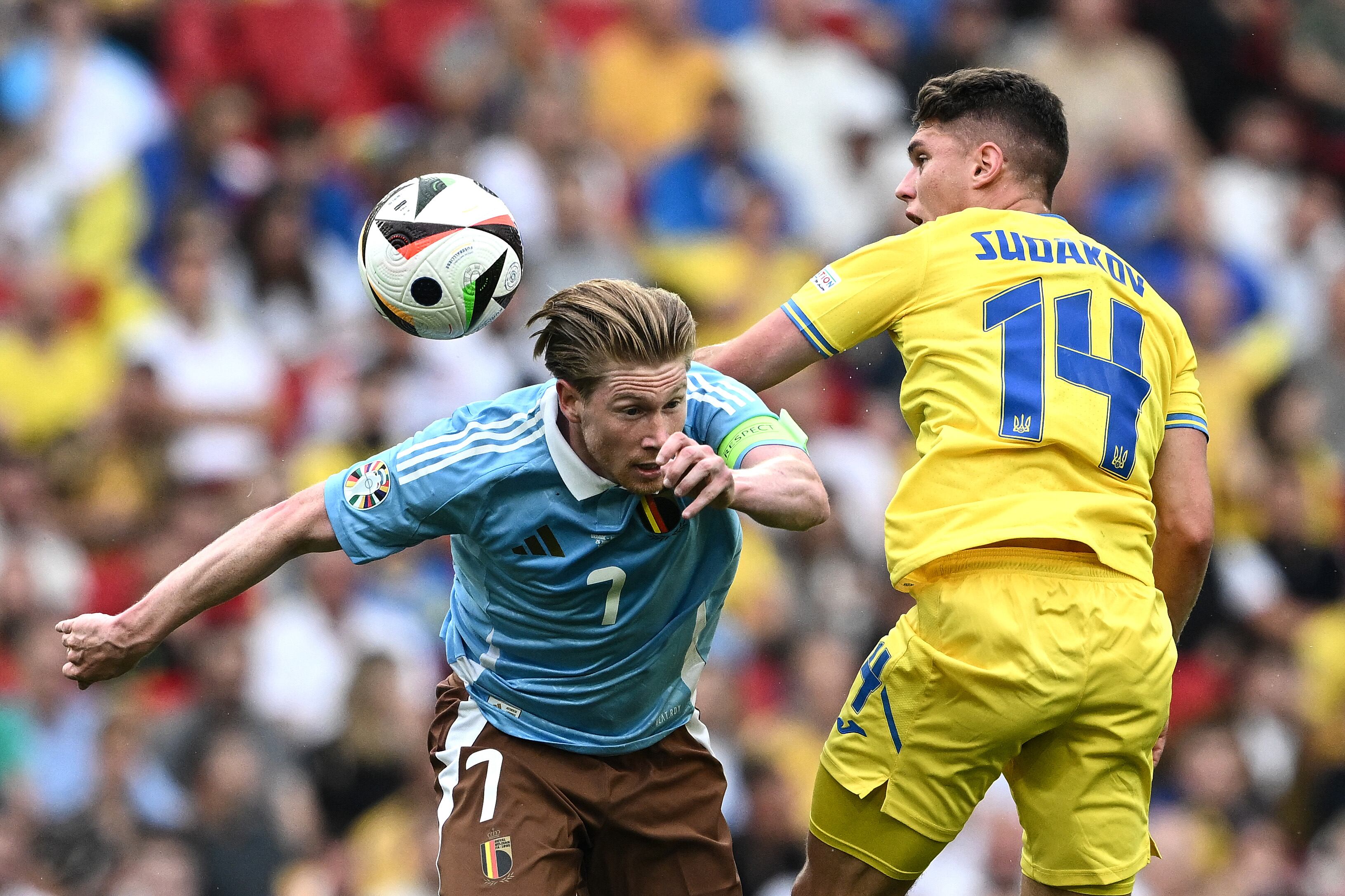 Kevin De Bruyne y Heorhiy Sudakov pugnan por un balón aéreo