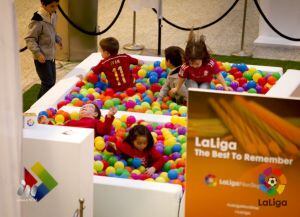 Varios niños se divierten en una piscina de bolas situada en la &#039;fan zone&#039; cercana al Bernabéu