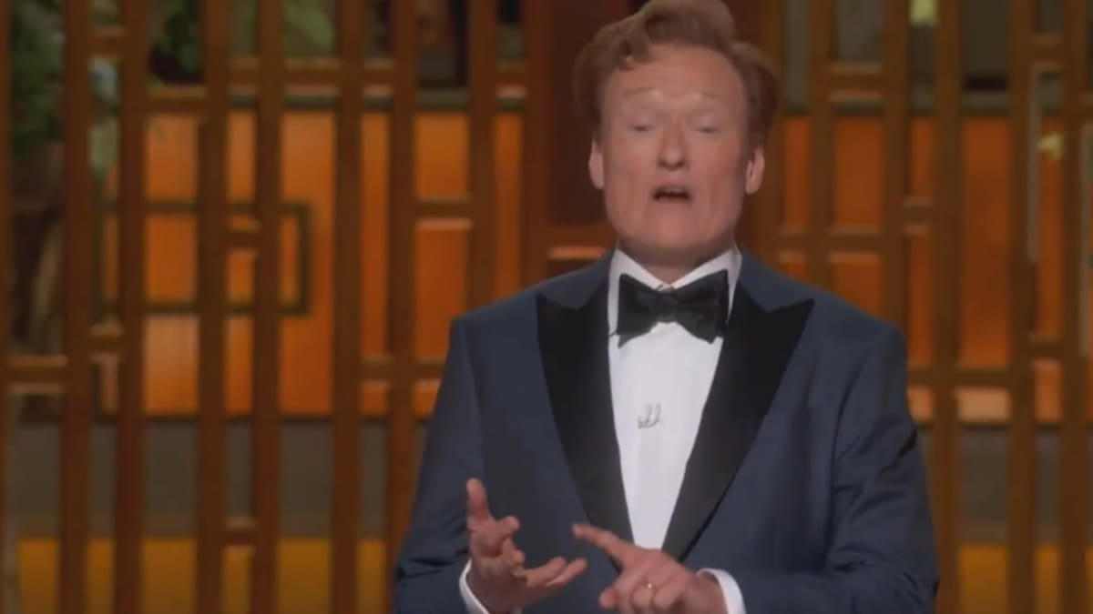 El mensaje en español del presentador de los Oscar (con la tensión Sánchez-Trump de fondo): "Si nos ves desde España..."